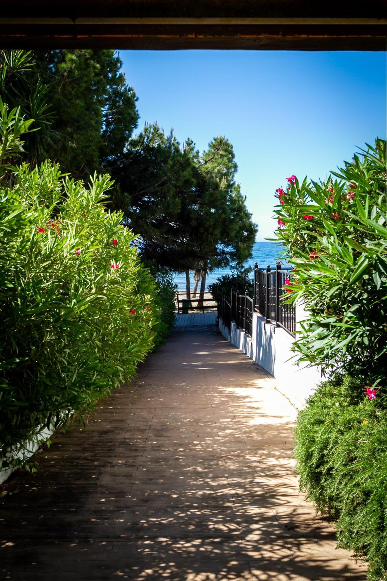 Marbella Banus Suites - Lily Playas Del Duque Banus Beach Apartment Exterior photo