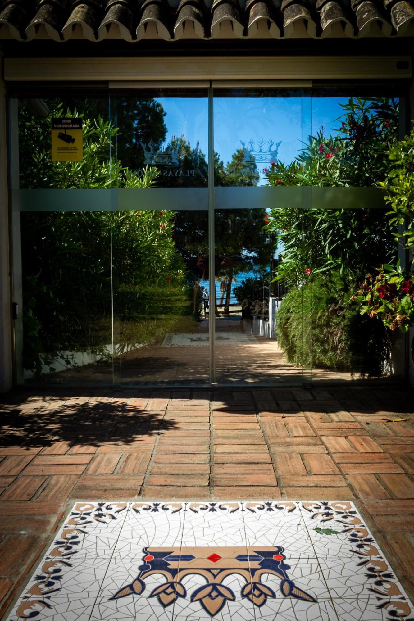 Marbella Banus Suites - Lily Playas Del Duque Banus Beach Apartment Exterior photo
